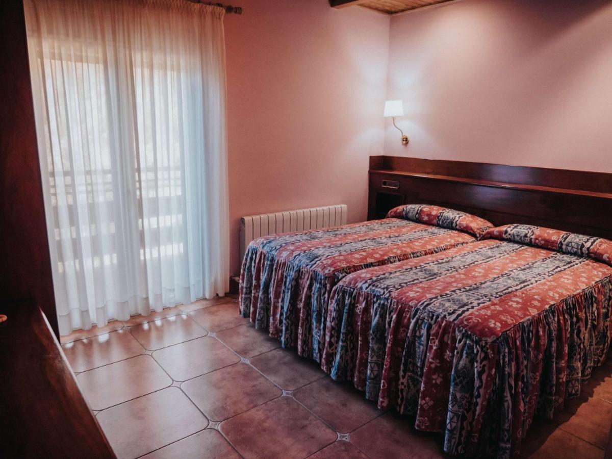 Hostal Les Fonts Касталя-да-н'Уг Екстер'єр фото