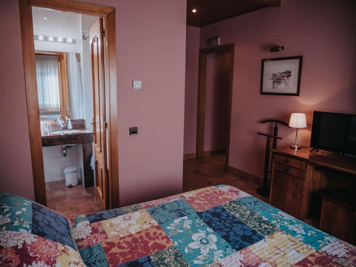 Hostal Les Fonts Касталя-да-н'Уг Екстер'єр фото