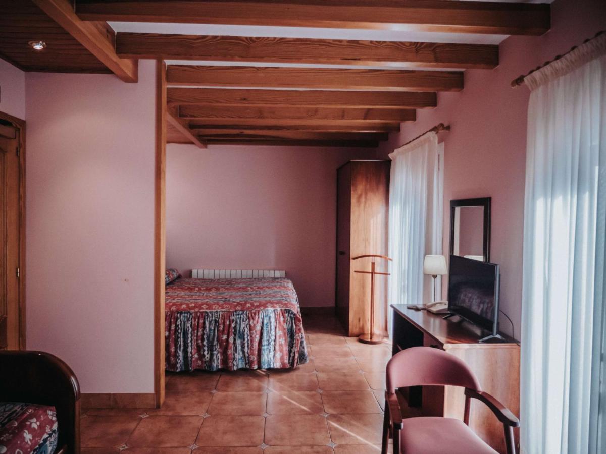 Hostal Les Fonts Касталя-да-н'Уг Екстер'єр фото