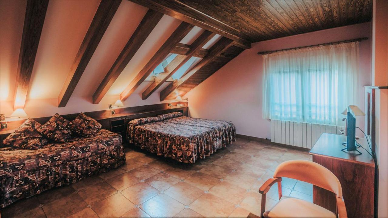 Hostal Les Fonts Касталя-да-н'Уг Екстер'єр фото