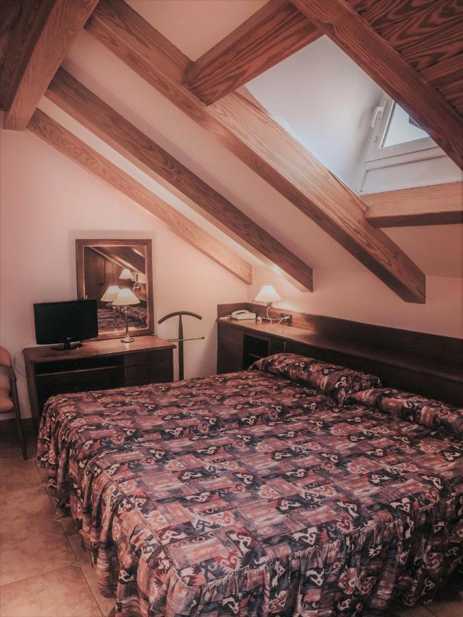 Hostal Les Fonts Касталя-да-н'Уг Екстер'єр фото