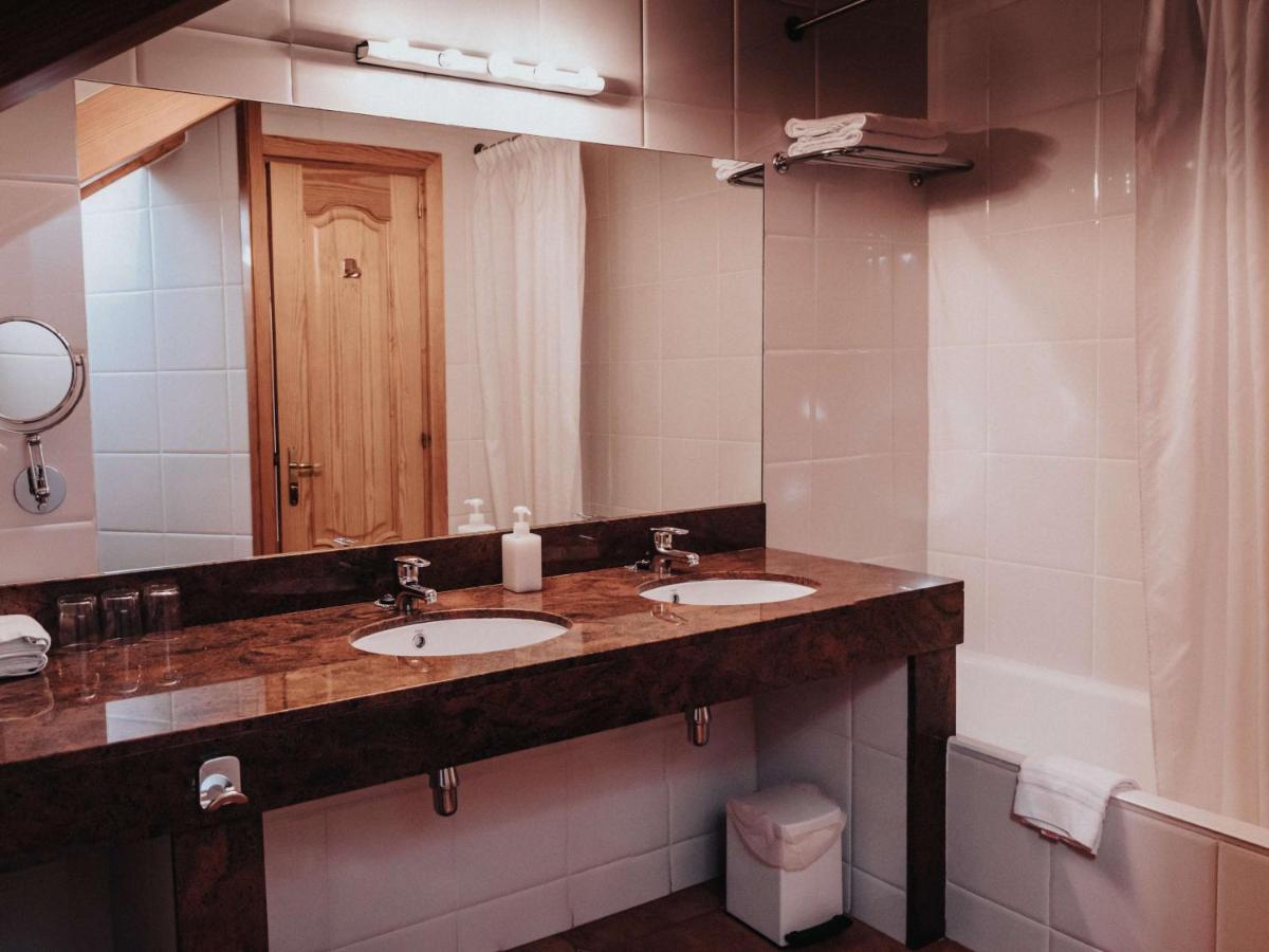 Hostal Les Fonts Касталя-да-н'Уг Екстер'єр фото