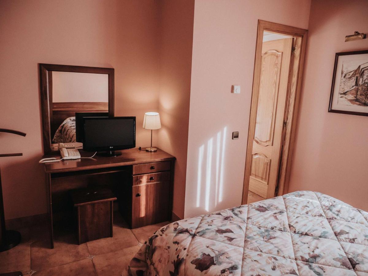 Hostal Les Fonts Касталя-да-н'Уг Екстер'єр фото