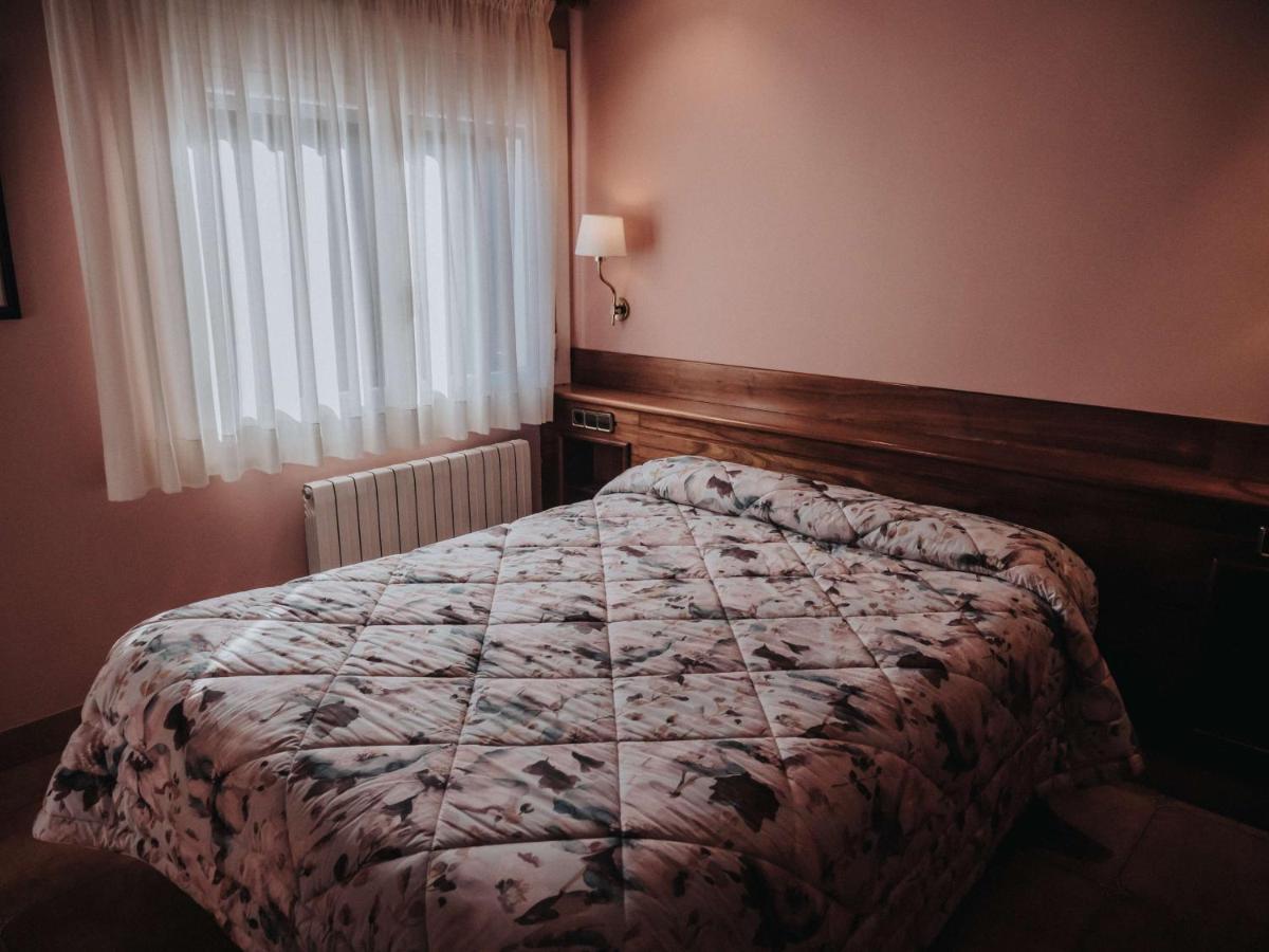 Hostal Les Fonts Касталя-да-н'Уг Екстер'єр фото