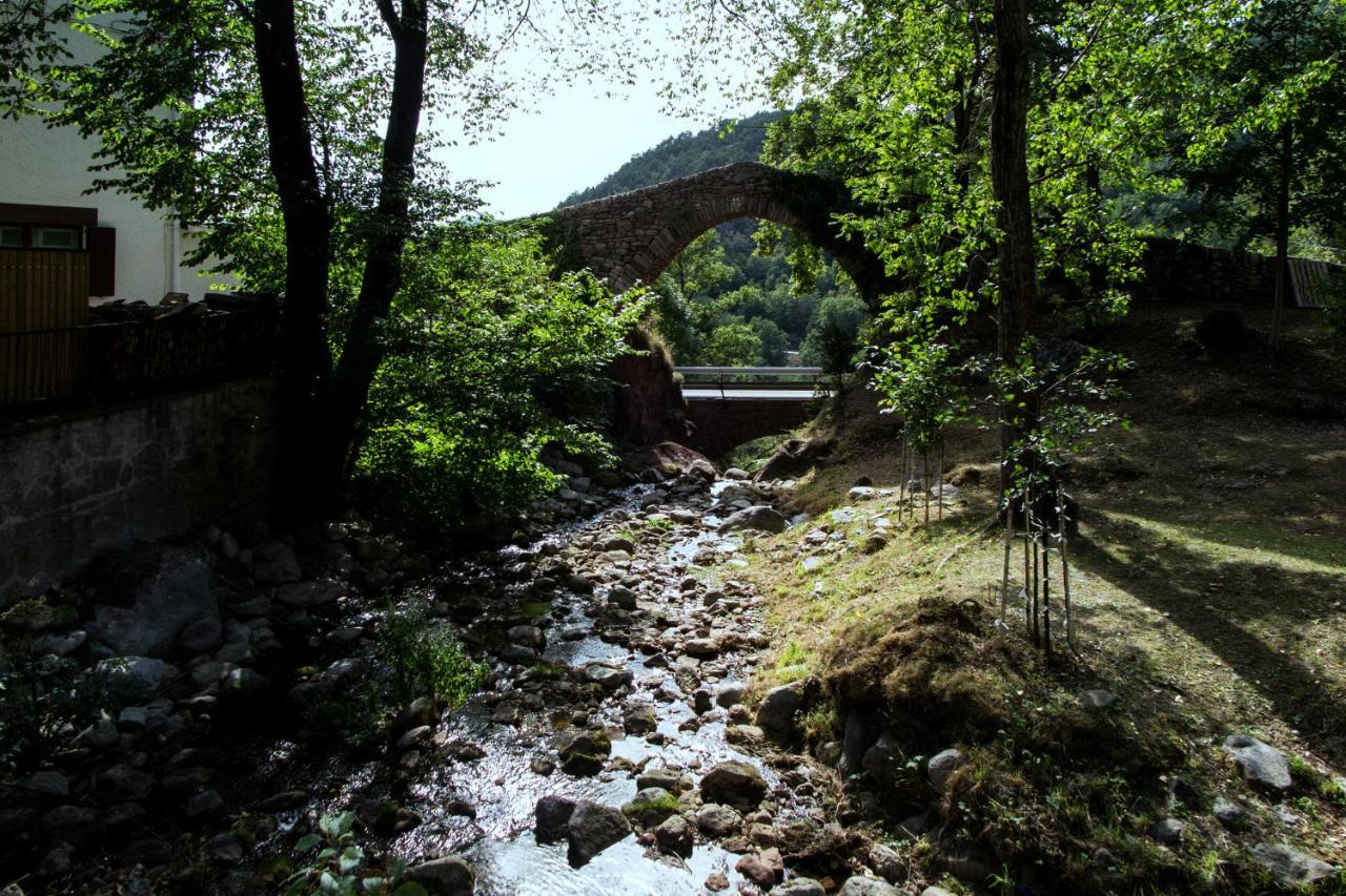 Hostal Les Fonts Касталя-да-н'Уг Екстер'єр фото