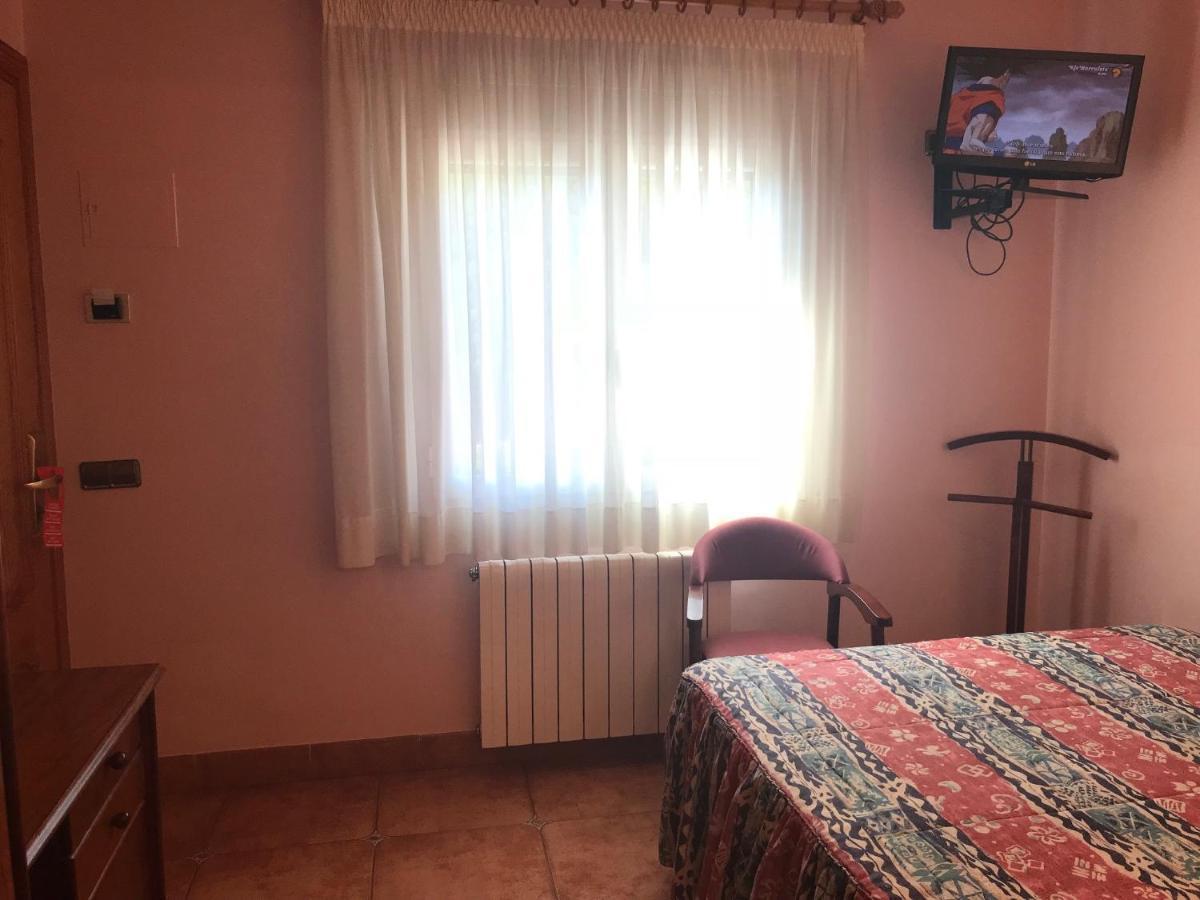Hostal Les Fonts Касталя-да-н'Уг Екстер'єр фото